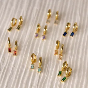 Elegante Ohrringe aus Titanstahl in Gold mit bunten Geburtssteinen im Baguette-Schliff