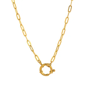 Detailopname van de gouden paperclip-halsketting met een grote ronde veerring