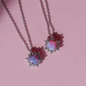 Elegante Silberhalskette mit rosa Opal-Sonnenblumenanhänger und kleinen Zirkonkristallen