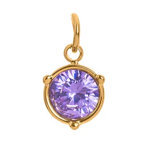 Close-up van een gouden geometrische hanger met een facetgeslepen paarse edelsteen