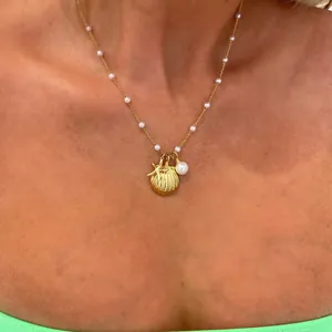 Gouden schelpenketting met parelhangers en zeester in retro maritieme stijl