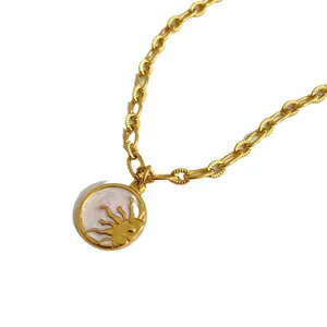 Collar vintage chapado en oro con moneda de sol y nácar en cadena de eslabones gruesos