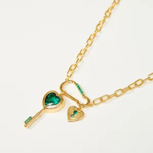 Goldene Gliederkette mit smaragdgrünem Herz-Schlüsselanhänger und Zirkonia-Akzenten