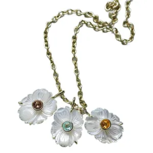 Collier doré avec fleurs en nacre blanche et pendentifs en zircone de couleur variée