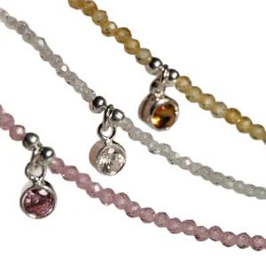 Tre delicate collane di perline di zircone con piccoli ciondoli di cristallo multicolore