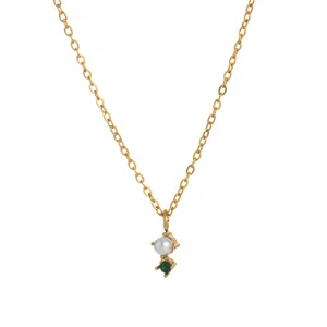 Detail der Goldkette mit weißer Perle und tiefgrünem Edelstein-Anhänger