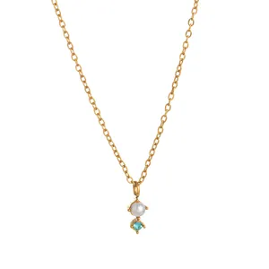 Makro-Detail der Goldkette mit weißer Perle und blauem Zirkon-Geometrie-Anhänger