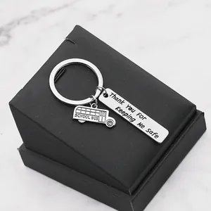 Porte-clés en acier inoxydable argenté avec plaque gravée et pendentif bus scolaire sur boîte
