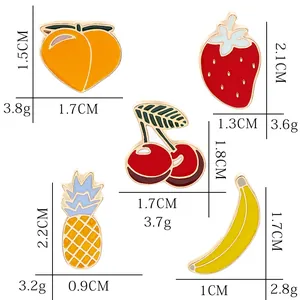 Set di spille smaltate a forma di frutta cartoon con pesche fragole ciliegie e ananas