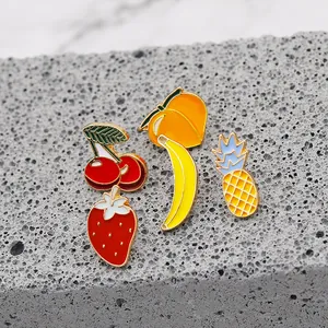 Set di 4 spille smaltate colorate con motivi di frutta come fragola, ciliegia e ananas