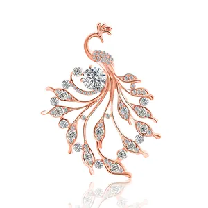 Élégante broche paon en or rose avec cristaux blancs étincelants et reflet miroir équilibré