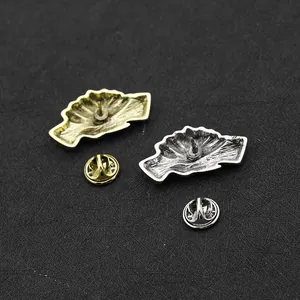 Vista posteriore di spille vintage a forma di mani in oro e argento con chiusura a farfalla