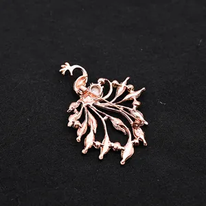 Vue arrière détaillée d'une broche paon plaquée or rose avec fermoir à épingle solide