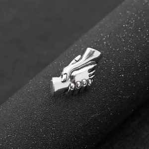 Spilla a stretta di mano retrò in metallo argento con un design minimalista creativo