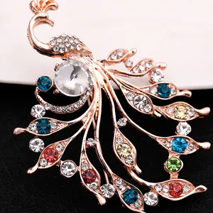 Broche paon élégante avec strass colorés et plaquage or rose sur fond noir de luxe