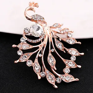 Vue macro d'une broche paon en or rose sertie de cristaux et d'un grand diamant central
