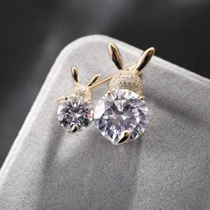 Broche lapin mignonne avec cristaux étincelants et placage or sur une boîte à bijoux