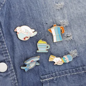 Set di spille smaltate creative con gatto, caffettiera, squalo e gelato su jeans