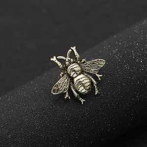 Vintage bronzen bijenbroche speld voor damesjasjes met realistische metalen details