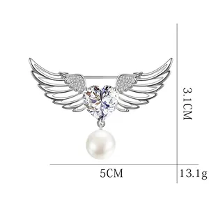 Élégante broche ailes d'ange argentée avec cristal en cœur et perle, taille 5x3,1cm