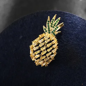 Elegante broche de piña dorada con gemas amarillas y cristales verdes brillantes