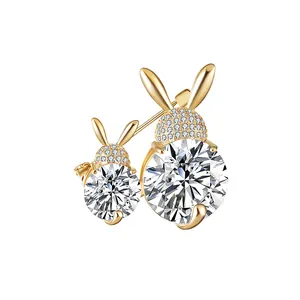 Exquise broche lapin dorée avec de grosses pierres précieuses et des strass brillants