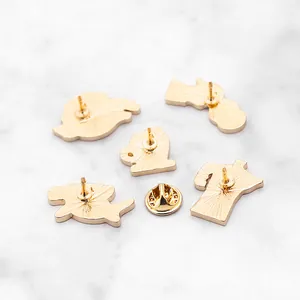 Set di cinque spille smaltate dorate con motivi squalo e gatto e chiusure a farfalla retro