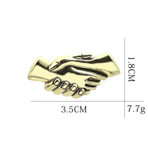 Spilla vintage a forma di stretta di mano in oro con texture spazzolata e design retrò