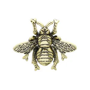 Detailopname van vintage gouden bijenbroche met verfijnde metalen legeringstextuur
