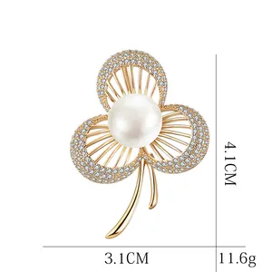 Spilla elegante a quadrifoglio con perla e cristalli, dimensioni 4,1 x 3,1 cm