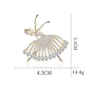 Elegante ballerina-broche met witte kristallen en vergulding, maat 5,1 cm bij 4,5 cm