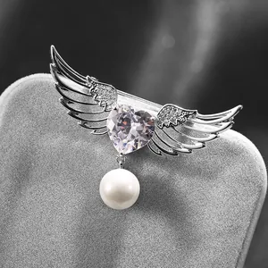 Élégante broche ailes d'ange avec cristal en forme de cœur et pendentif perle blanche