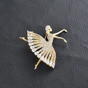 Elegante gouden ballerina broche met fonkelende kristallen en zirkonia op zwart leer