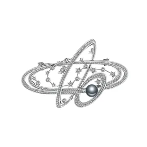 Exquisite silberne Galaxie-Brosche mit funkelnden Kristallen und grauer Perle