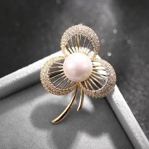 Spilla a Trifoglio Placcata Oro Con Grande Perla Artificial Bianca E Strass Di Zirconia Elegante Corsage Gioielli Da Donna Regalo