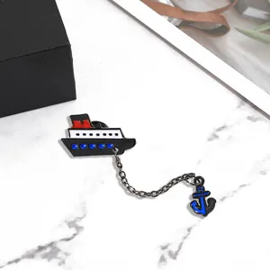 Détail de la broche nautique avec paquebot et pendentif ancre reliés par une chaîne