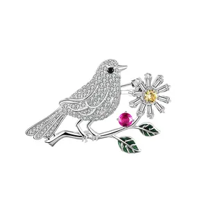 Eleganter Elster-Vogel-Brosche aus Silber mit Kristallen und grünen Emaille-Blättern