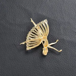 Gedetailleerde achterkant van de gouden ballerina broche met speldsluiting en zetting
