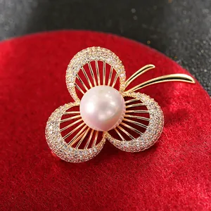 Spilla a trifoglio elegante con perle e zirconi su base dorata e feltro rosso