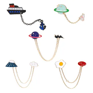 Lot de pin's émaillés style japonais avec chaîne, motifs planètes, nuages et œuf au plat