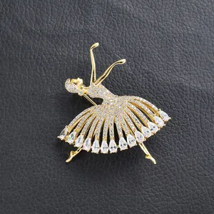 Detail van ballerina-broche met gouden afwerking, pavé-zetting en peervormige zirkonia