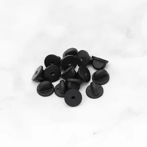 Dettaglio di chiusure per spille in gomma nera con design antiscivolo per il fissaggio