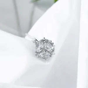 Elegante silberne Kugelhalskette mit Pavé-Kristallen auf weißem Stoffhintergrund