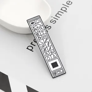 Broche creativo de esmalte con barra de herramientas de Photoshop en blanco y negro
