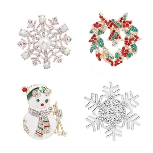Ensemble détaillé de broches de Noël avec flocons en strass, couronne et bonhomme de neige