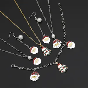 Détail d'un ensemble bijoux de Noël avec pendentifs Père Noël, sapin et perles