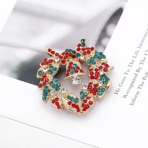 Macro d'une broche couronne de Noël ornée de strass étincelants rouges et verts