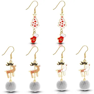 Trois paires de boucles d'oreilles de Noël avec rennes, sapins et pompons gris doux