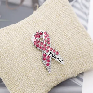 Detailansicht der Brosche mit rosa Kristallen und Bahrain-Schriftzug auf Silberbasis