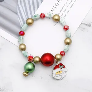 Kerst kralenarmband met kerstman hanger en kleurrijke feestelijke kralen decoratie